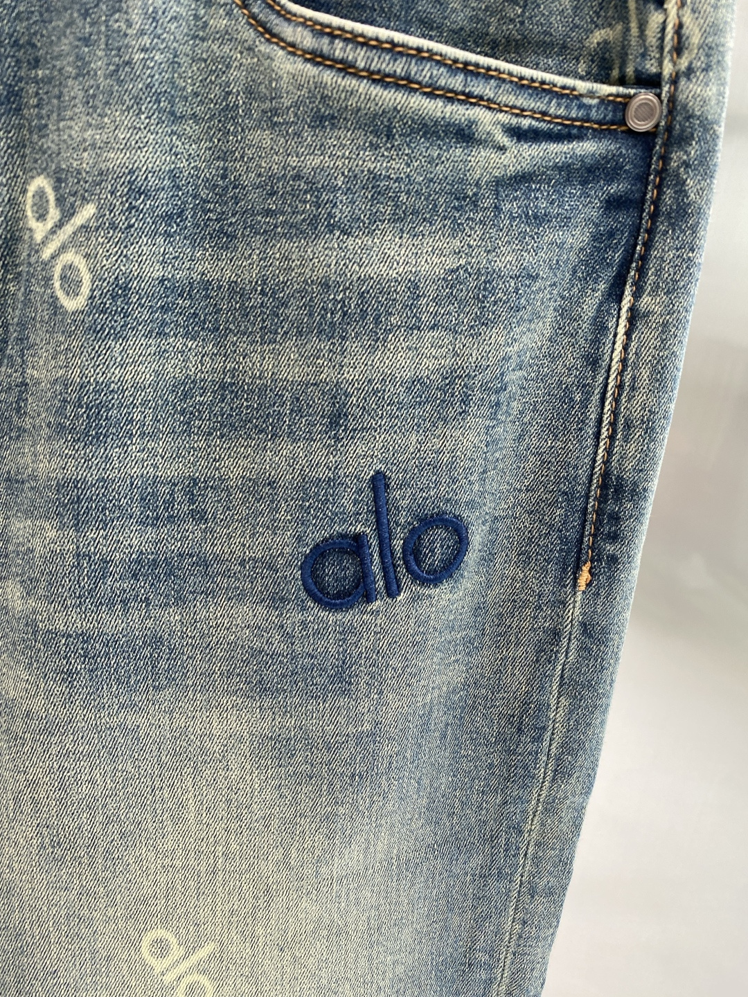 《𝙉𝙚𝙬🖤❤️alo 家》2026春款 牛仔 直筒裤超级有范儿的一款牛仔裤，定制原版水洗牛仔面料，独特设