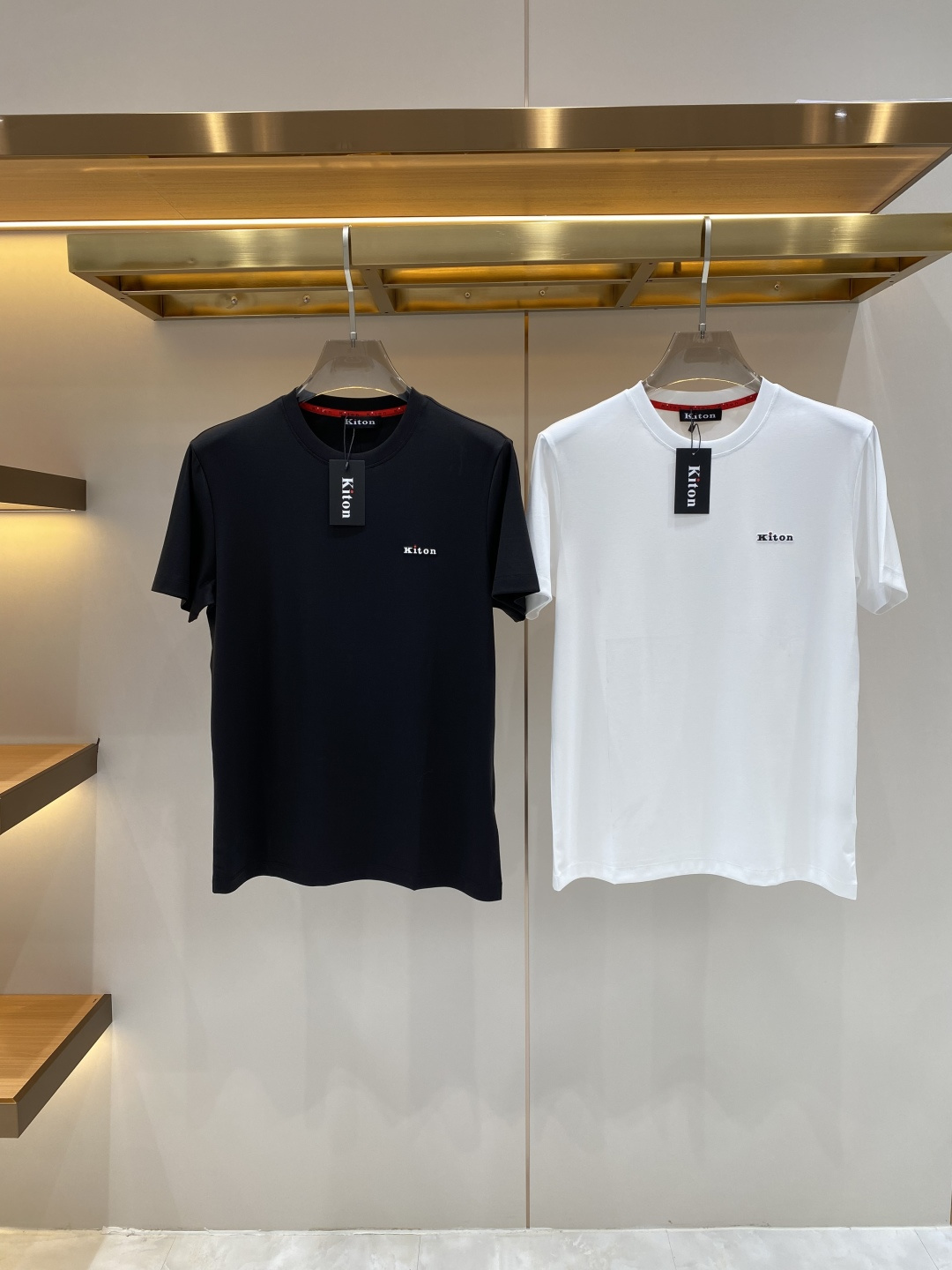 NO:954365,'Kiton Home' 26SS new spring and summer short-sleeved, the highest version, customized high-end mercerized cotton fabric, simple and fashionable, the color is super beautiful!  Classic logo design, simple and elegant style!  Full of high-end feel, can be worn in all seasons. Simple European style, simple and elegant, the same style is on sale on the official website. Size M-3XL, next day, T-shirt,19860909《Kiton家》 26SS新款春夏短袖 最高版本客供定制高端丝光棉面料 简单时尚款,配色超级好看！经典logo的设计 简单大方的款式！满满的高级感,四季可穿.简欧风格,简洁大气,官网同款在售.码数M-3XL隔天,,T-shirt,,Men's clothing