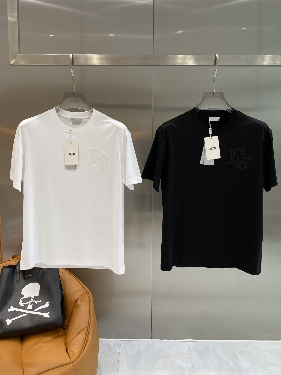 NO:954354,'Dijia' 2026SS latest spring and summer short-sleeved T-shirt, mercerized cotton, handsome and fashionable, top patterned letters on the chest, simple and versatile. Fabric cotton is not only crisp and maintains the trendy silhouette, but also comfortable to wear, the yarn is more delicate, size M-3XL, dior, T-shirt, tees, t-shirt,19860909《迪家》 2026SS最新款春夏短袖T恤,丝光棉 帅气时尚,胸口顶级图案字母,简约百搭款.面料棉 不仅挺括,保持潮流的廓形,又穿着舒适,纱织更细腻,码数M-3XL 隔天,,dior,T-shirt,tees，t-shirt,,Men's clothing