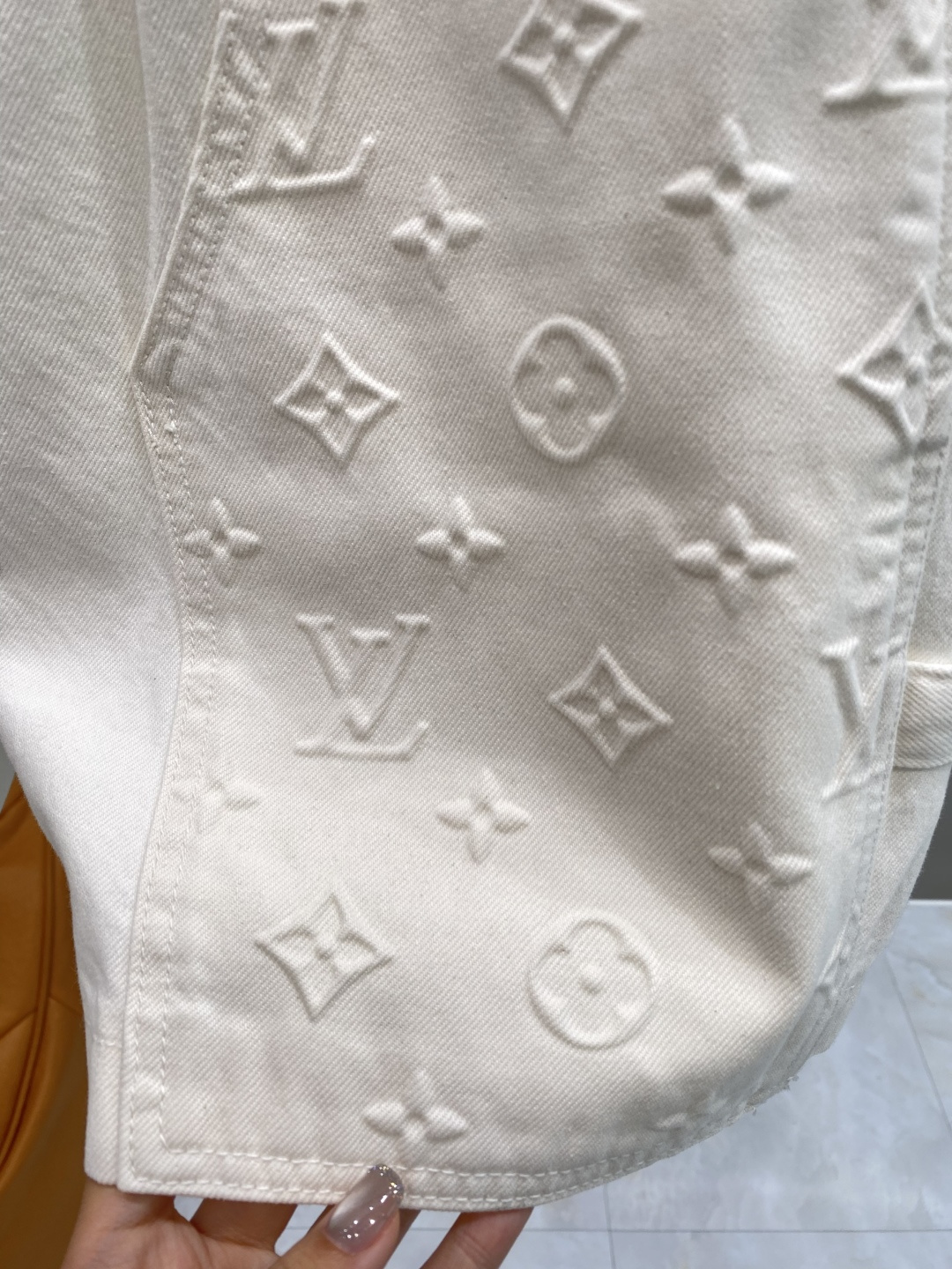 《𝙉𝙚𝙬🤍🖤驴家》LV 牛仔短裤， 牛仔搭配经典图案，复古又时髦，金属纽扣和口袋设计，细节感满满。版型很