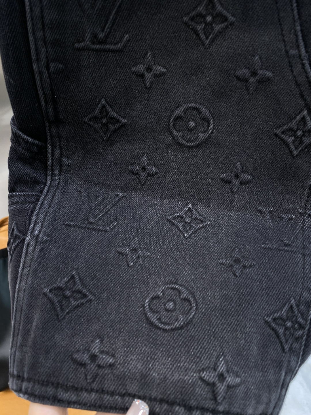 《𝙉𝙚𝙬🤍🖤驴家》LV 牛仔短裤， 牛仔搭配经典图案，复古又时髦，金属纽扣和口袋设计，细节感满满。版型很