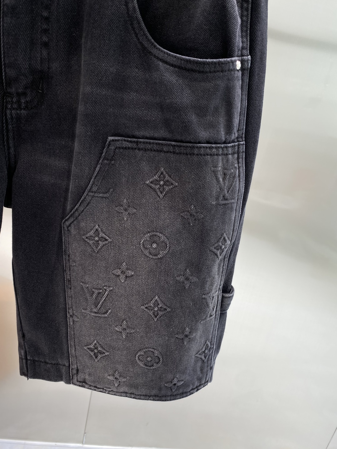 《𝙉𝙚𝙬🤍🖤驴家》LV 牛仔短裤， 牛仔搭配经典图案，复古又时髦，金属纽扣和口袋设计，细节感满满。版型很