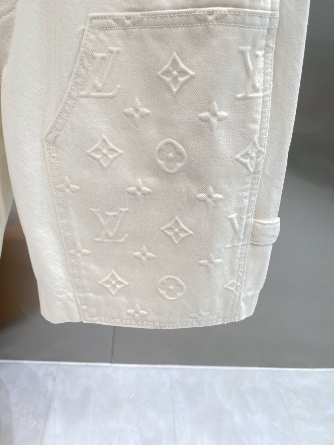 《𝙉𝙚𝙬🤍🖤驴家》LV 牛仔短裤， 牛仔搭配经典图案，复古又时髦，金属纽扣和口袋设计，细节感满满。版型很