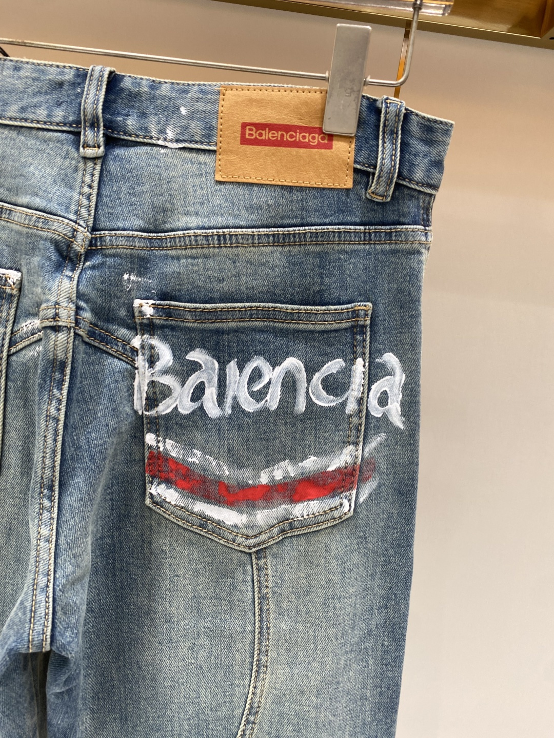 《𝙉𝙚𝙬🖤❤️巴黎家》2026最新品牛仔裤 专柜热销款 品味与价值共享 身穿着非常舒适 低调不失奢华 穿