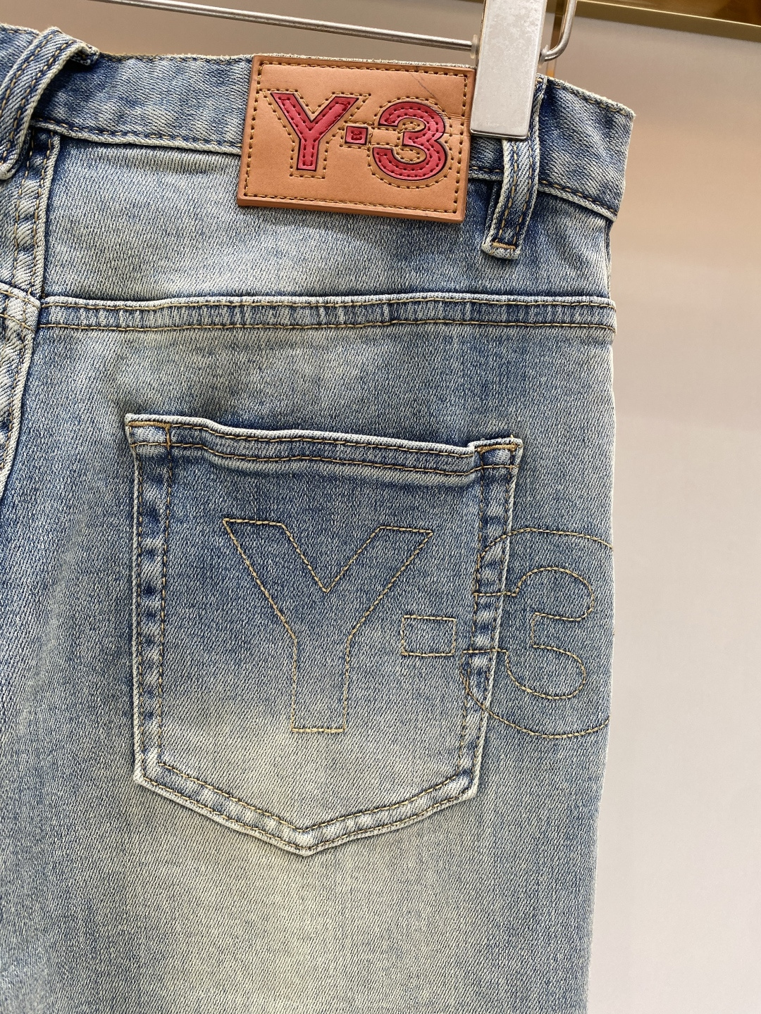 《𝙉𝙚𝙬🖤❤️Y3家》2026春款 牛仔 超级有范儿的一款牛仔裤，定制原版水洗牛仔面料，独特设计，顶级工