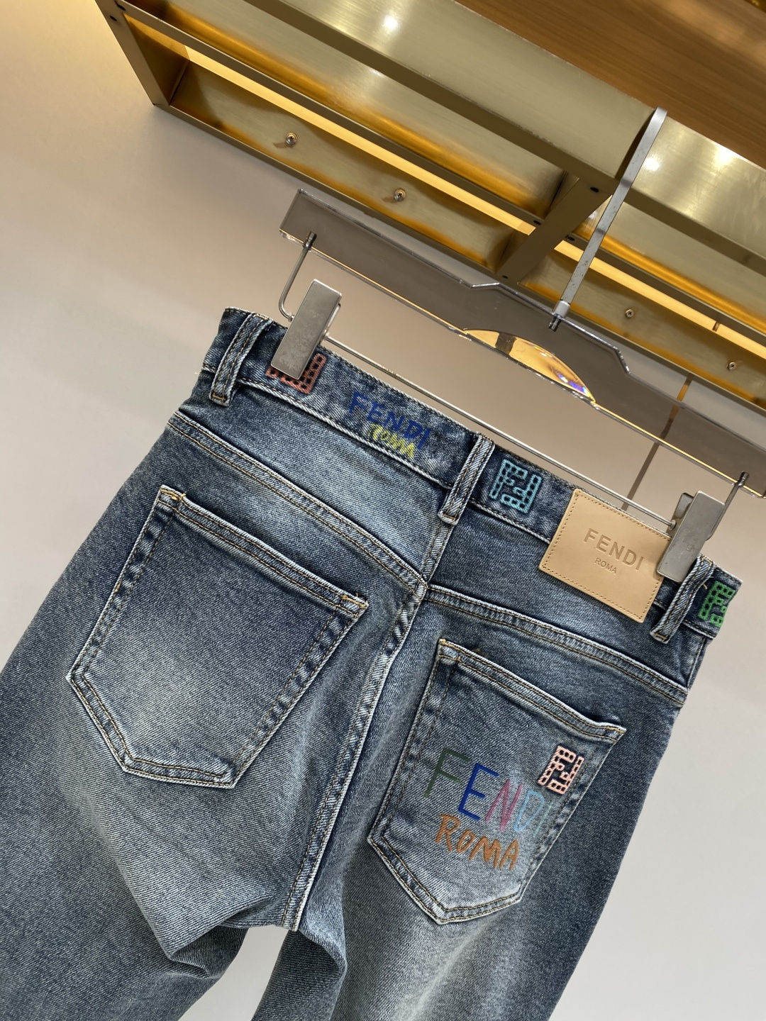 《𝙉𝙚𝙬🖤❤️芬家》2026春款 牛仔 超级有范儿的一款牛仔裤，定制原版水洗牛仔面料，独特设计，顶级工艺