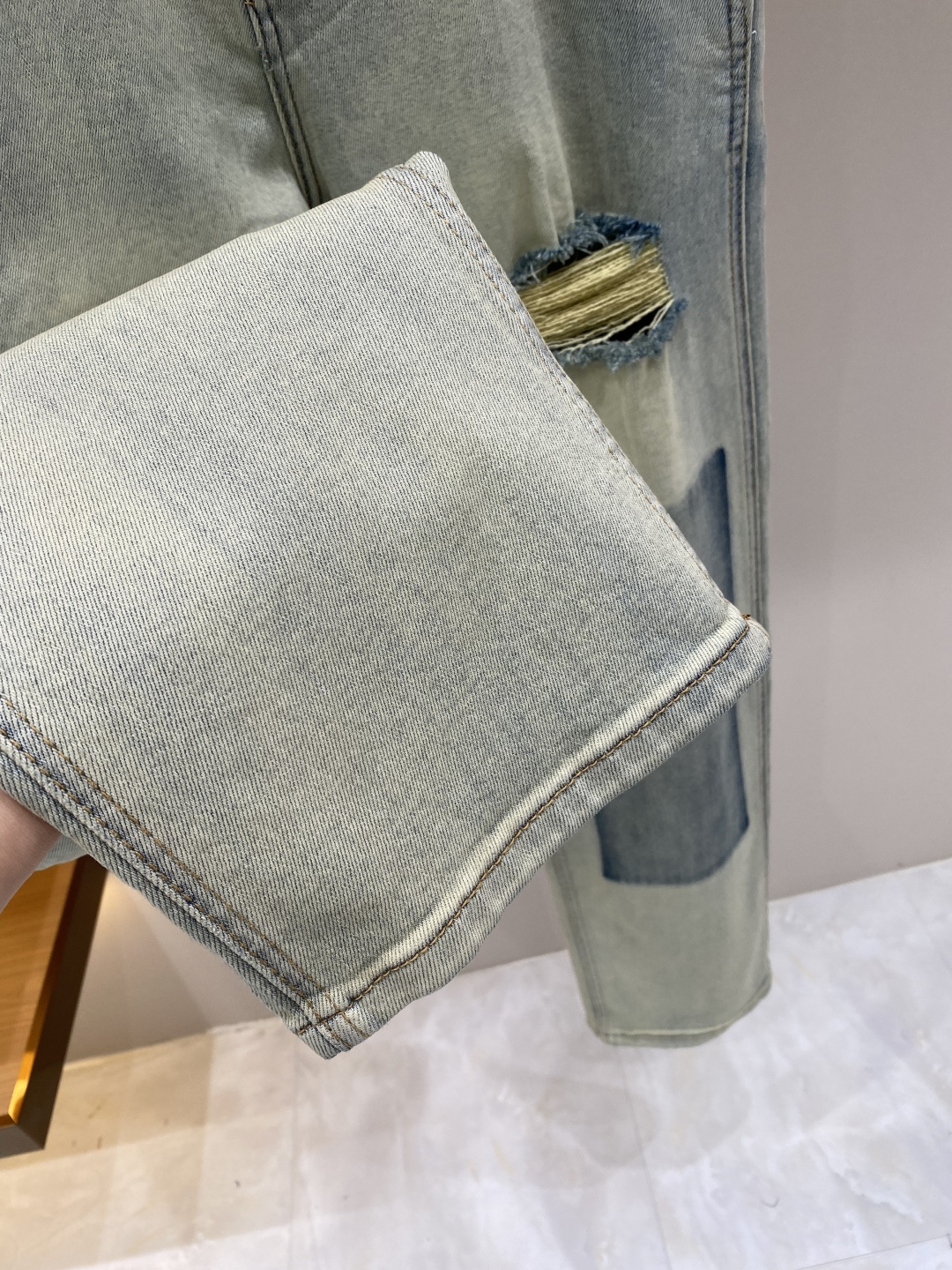 《𝙉𝙚𝙬🖤❤️巴黎家》2026春款 牛仔 超级有范儿的一款牛仔裤，定制原版水洗牛仔面料，独特设计，顶级工