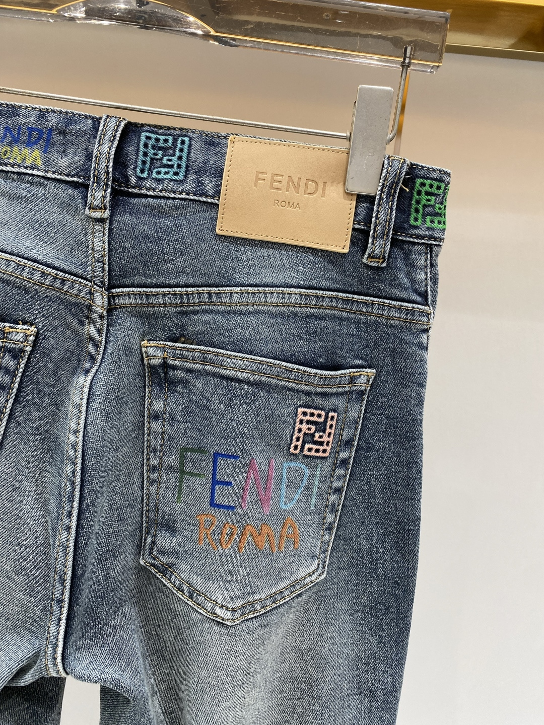 《𝙉𝙚𝙬🖤❤️芬家》2026春款 牛仔 超级有范儿的一款牛仔裤，定制原版水洗牛仔面料，独特设计，顶级工艺