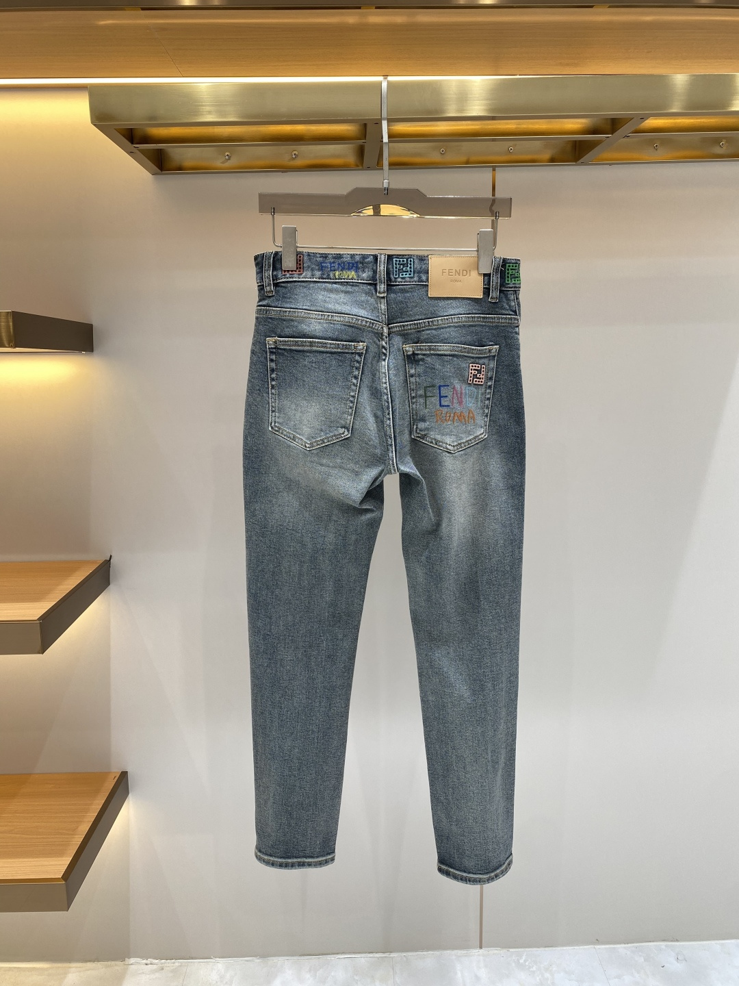 《𝙉𝙚𝙬🖤❤️芬家》2026春款 牛仔 超级有范儿的一款牛仔裤，定制原版水洗牛仔面料，独特设计，顶级工艺