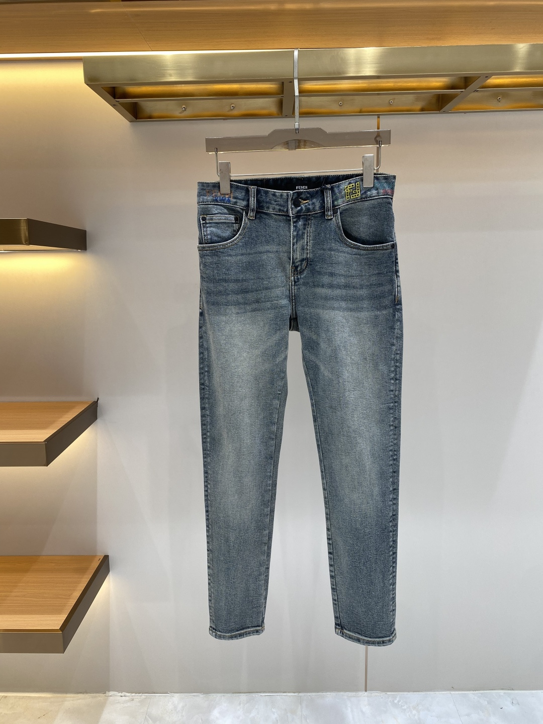 《𝙉𝙚𝙬🖤❤️芬家》2026春款 牛仔 超级有范儿的一款牛仔裤，定制原版水洗牛仔面料，独特设计，顶级工艺