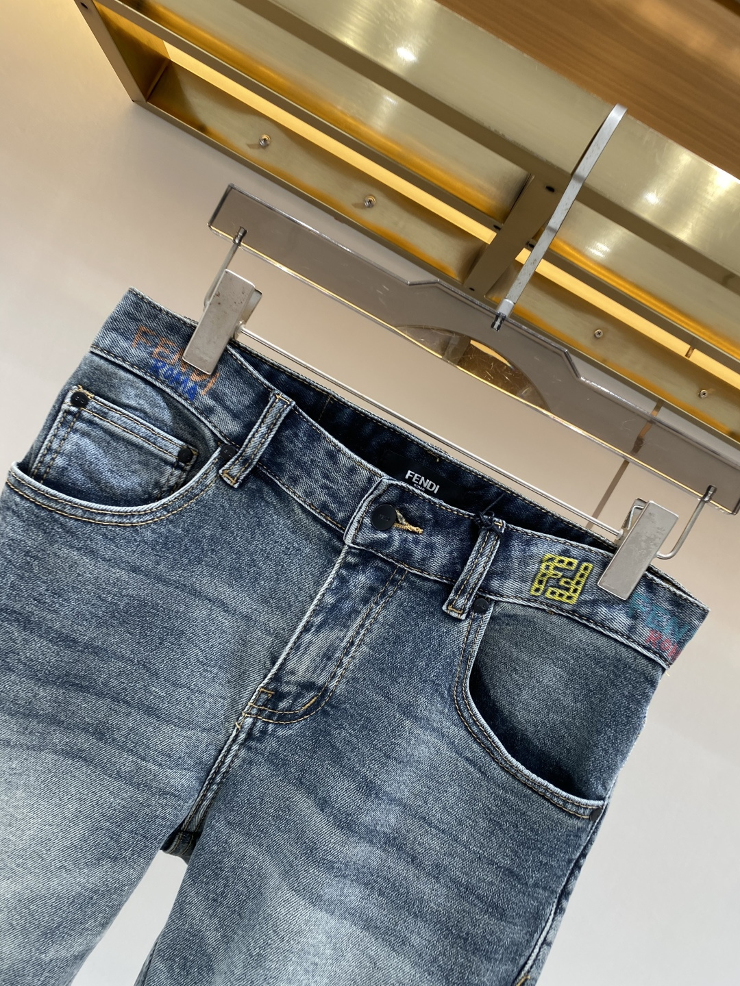 《𝙉𝙚𝙬🖤❤️芬家》2026春款 牛仔 超级有范儿的一款牛仔裤，定制原版水洗牛仔面料，独特设计，顶级工艺