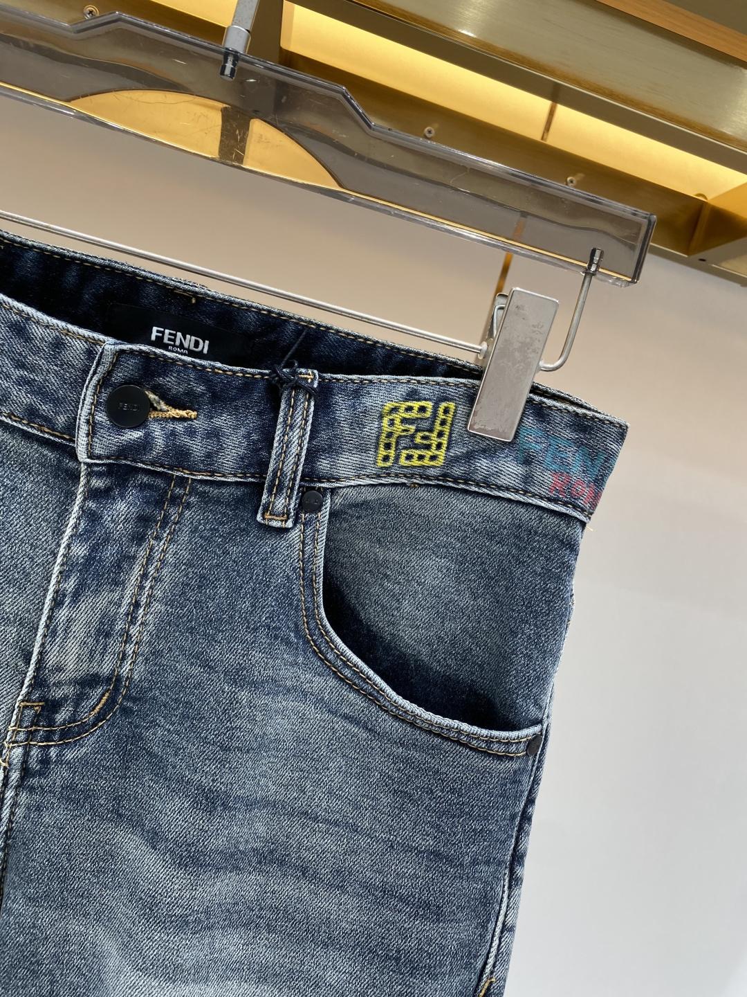 《𝙉𝙚𝙬🖤❤️芬家》2026春款 牛仔 超级有范儿的一款牛仔裤，定制原版水洗牛仔面料，独特设计，顶级工艺