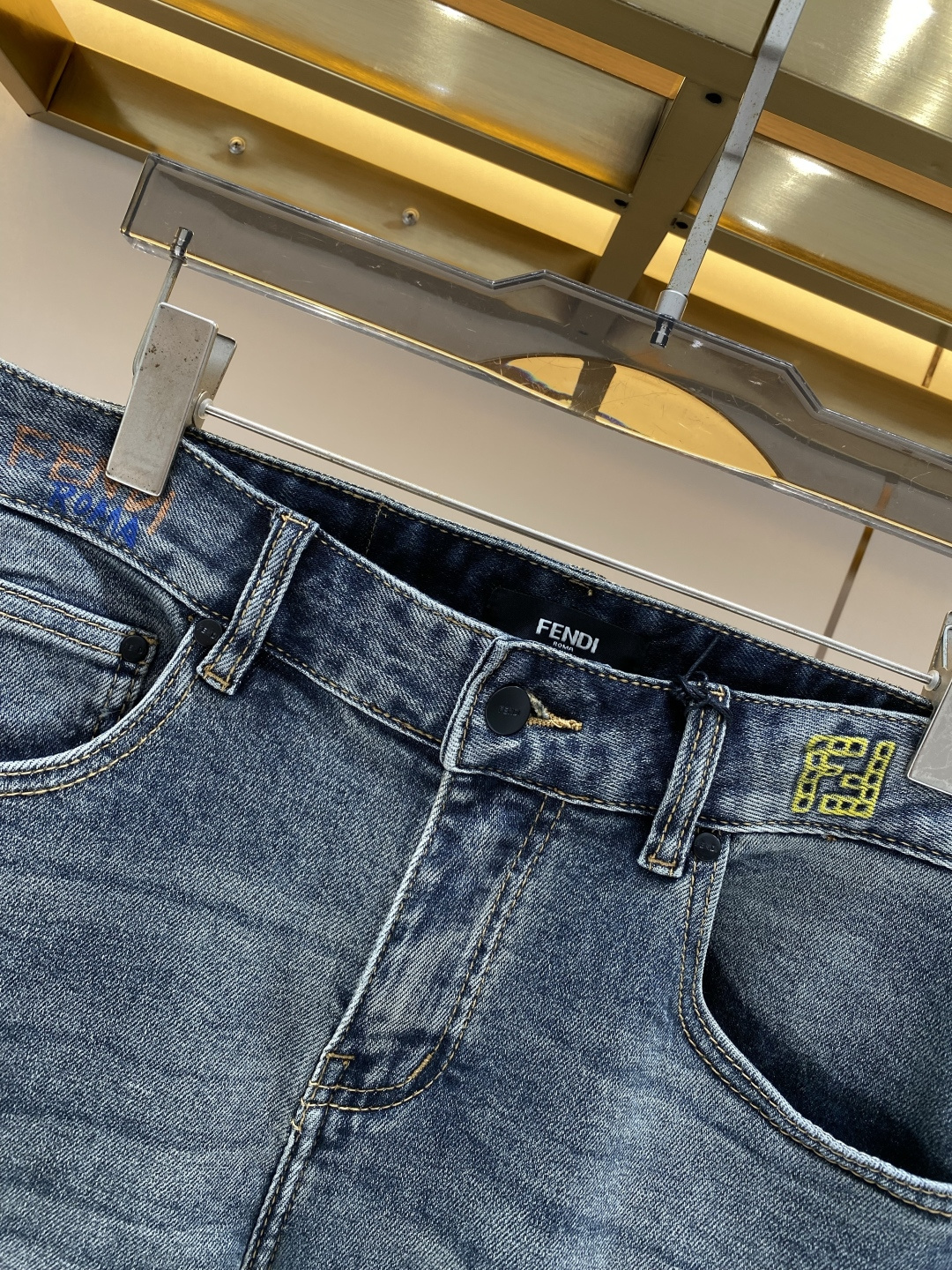 《𝙉𝙚𝙬🖤❤️芬家》2026春款 牛仔 超级有范儿的一款牛仔裤，定制原版水洗牛仔面料，独特设计，顶级工艺