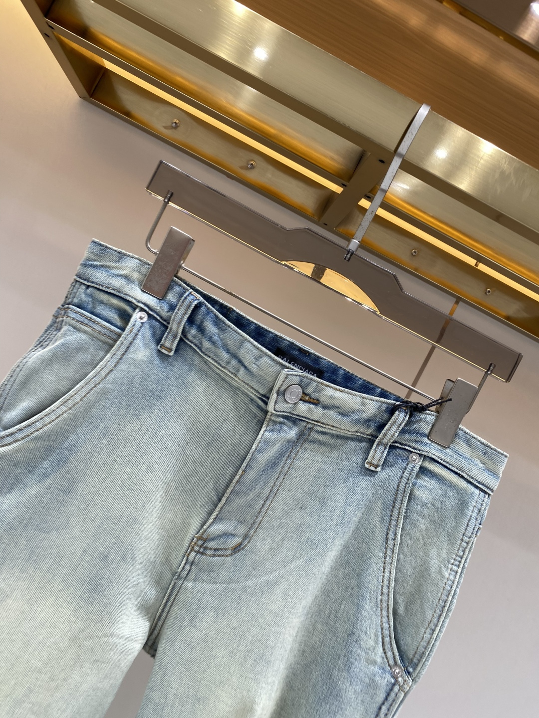《𝙉𝙚𝙬🖤❤️巴黎家》2026春款 牛仔 超级有范儿的一款牛仔裤，定制原版水洗牛仔面料，独特设计，顶级工