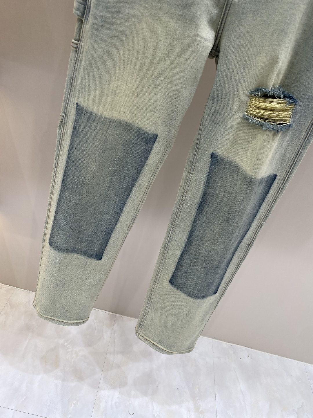 《𝙉𝙚𝙬🖤❤️巴黎家》2026春款 牛仔 超级有范儿的一款牛仔裤，定制原版水洗牛仔面料，独特设计，顶级工