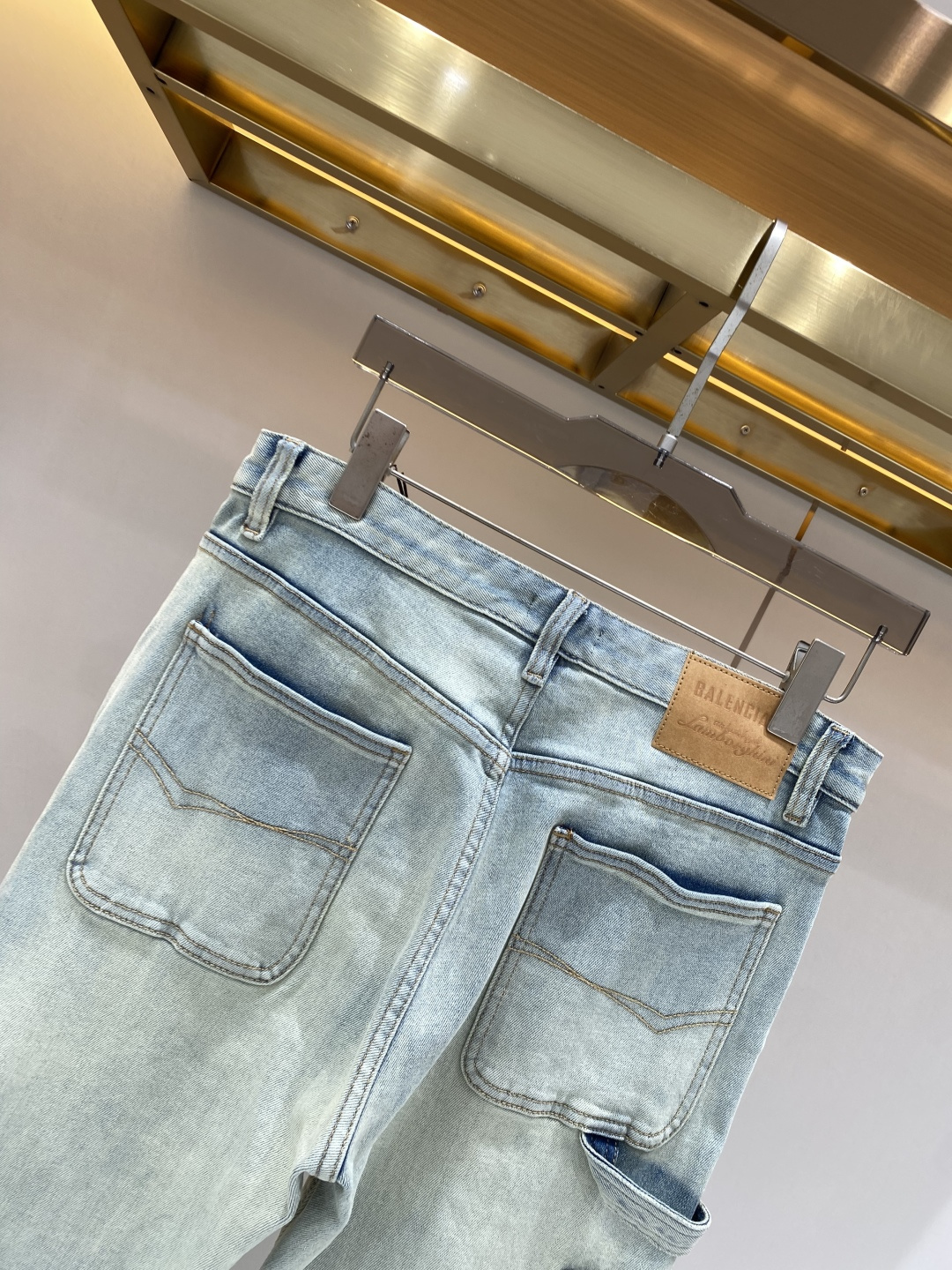 《𝙉𝙚𝙬🖤❤️巴黎家》2026春款 牛仔 超级有范儿的一款牛仔裤，定制原版水洗牛仔面料，独特设计，顶级工