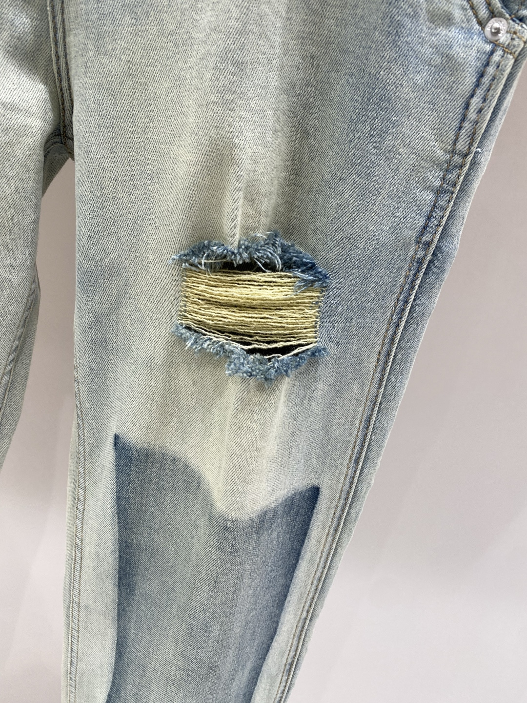 《𝙉𝙚𝙬🖤❤️巴黎家》2026春款 牛仔 超级有范儿的一款牛仔裤，定制原版水洗牛仔面料，独特设计，顶级工