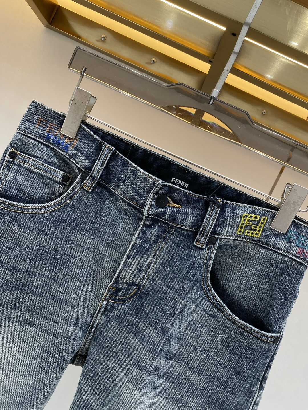 《𝙉𝙚𝙬🖤❤️芬家》2026春款 牛仔 超级有范儿的一款牛仔裤，定制原版水洗牛仔面料，独特设计，顶级工艺