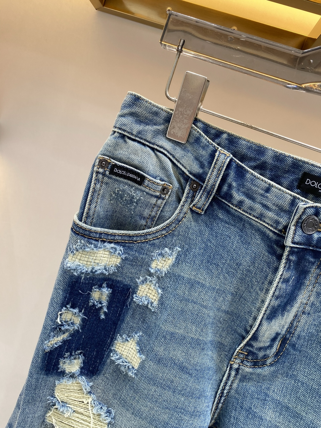 《𝙉𝙚𝙬🖤❤️DG家》2026春款 牛仔 超级有范儿的一款牛仔裤，定制原版水洗牛仔面料，独特设计，顶级工