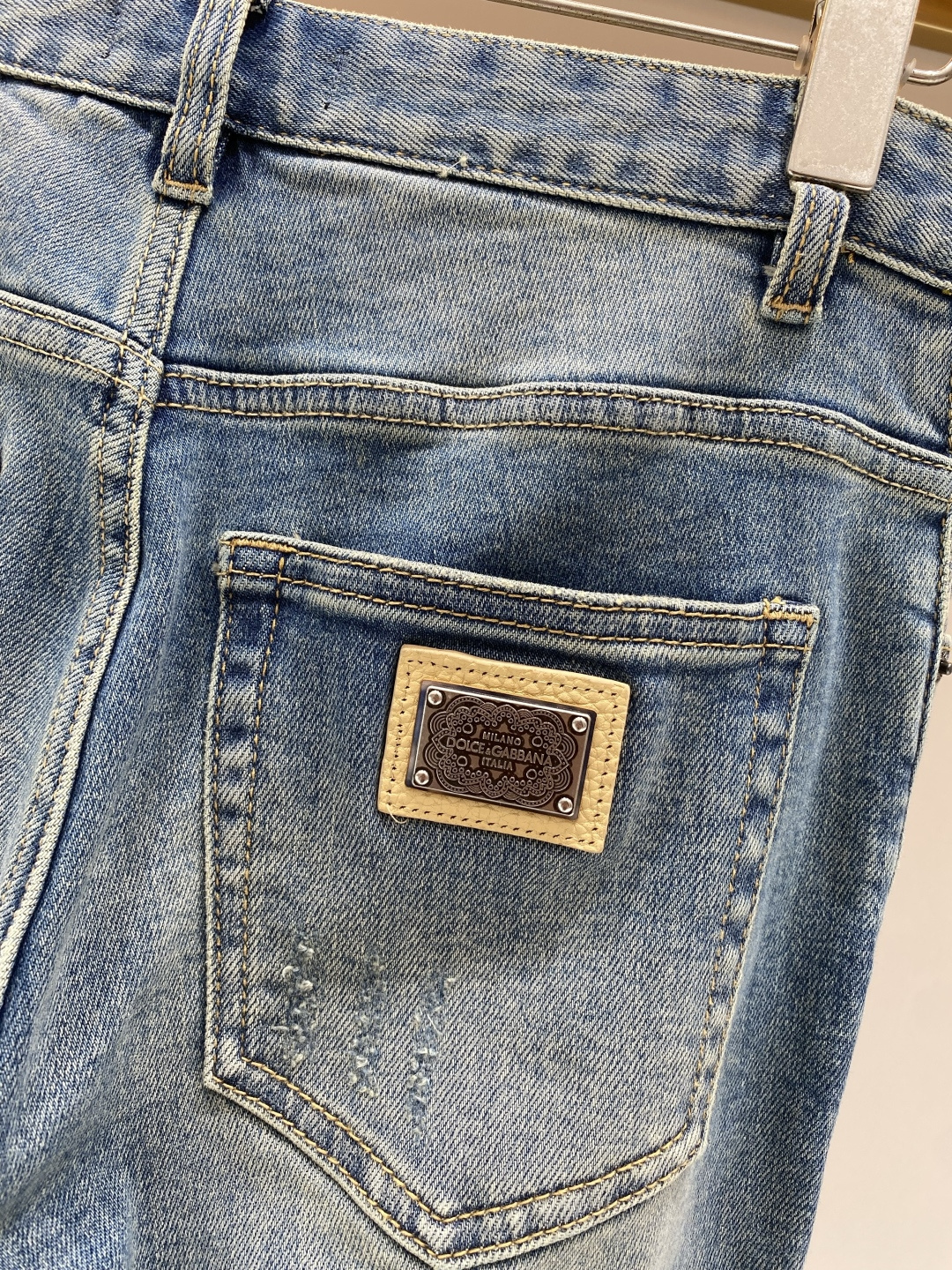 《𝙉𝙚𝙬🖤❤️DG家》2026春款 牛仔 超级有范儿的一款牛仔裤，定制原版水洗牛仔面料，独特设计，顶级工