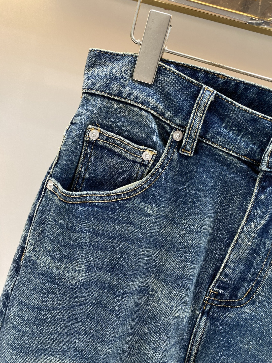 《𝙉𝙚𝙬🖤❤️巴黎家》2026春款 牛仔 超级有范儿的一款牛仔裤，定制原版水洗牛仔面料，独特设计，顶级工