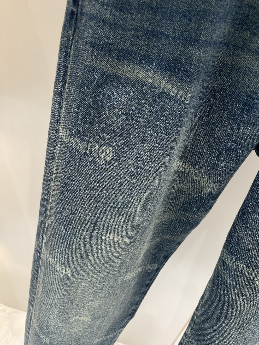 《𝙉𝙚𝙬🖤❤️巴黎家》2026春款 牛仔 超级有范儿的一款牛仔裤，定制原版水洗牛仔面料，独特设计，顶级工