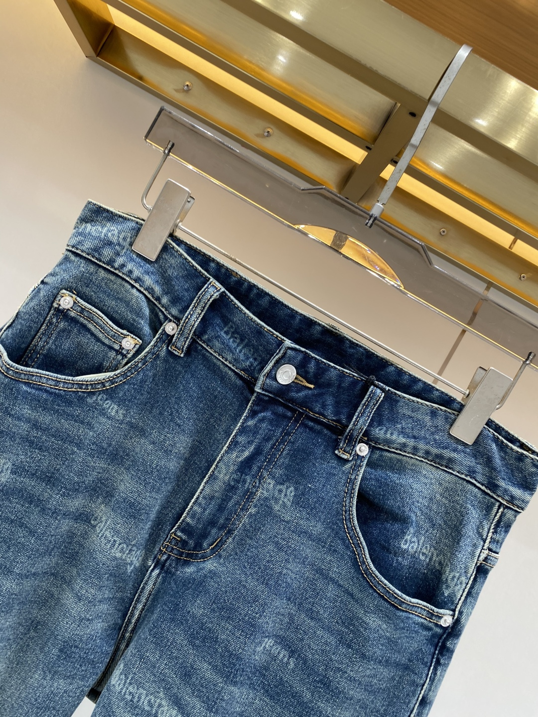 《𝙉𝙚𝙬🖤❤️巴黎家》2026春款 牛仔 超级有范儿的一款牛仔裤，定制原版水洗牛仔面料，独特设计，顶级工