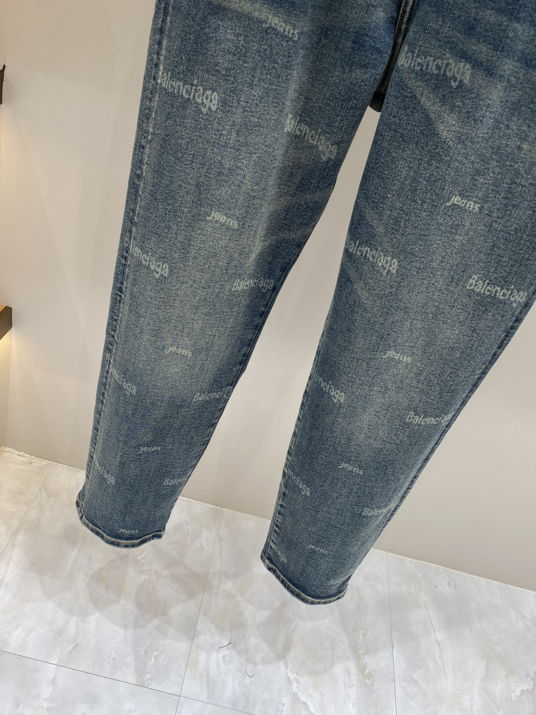 《𝙉𝙚𝙬🖤❤️巴黎家》2026春款 牛仔 超级有范儿的一款牛仔裤，定制原版水洗牛仔面料，独特设计，顶级工