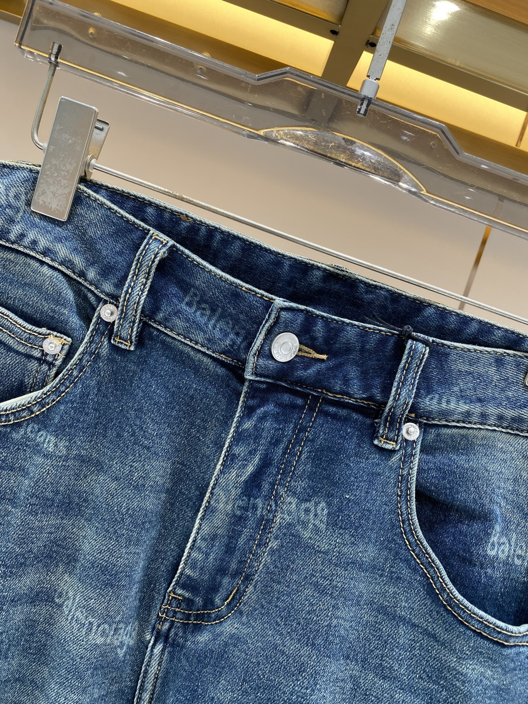 《𝙉𝙚𝙬🖤❤️巴黎家》2026春款 牛仔 超级有范儿的一款牛仔裤，定制原版水洗牛仔面料，独特设计，顶级工