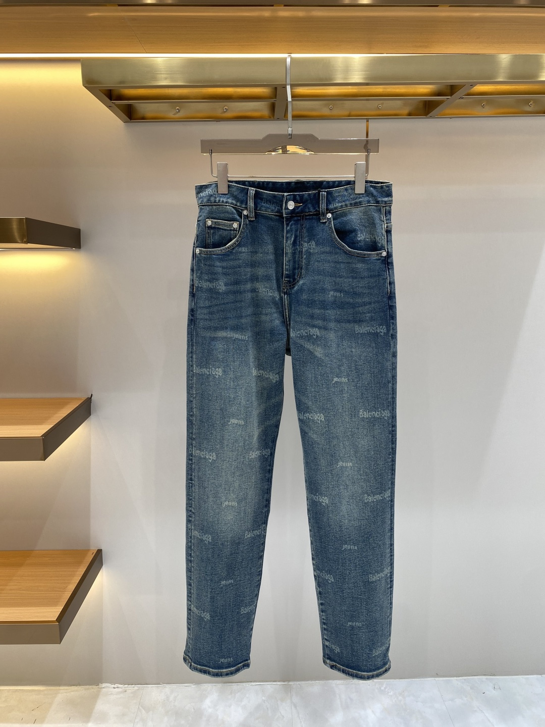 《𝙉𝙚𝙬🖤❤️巴黎家》2026春款 牛仔 超级有范儿的一款牛仔裤，定制原版水洗牛仔面料，独特设计，顶级工