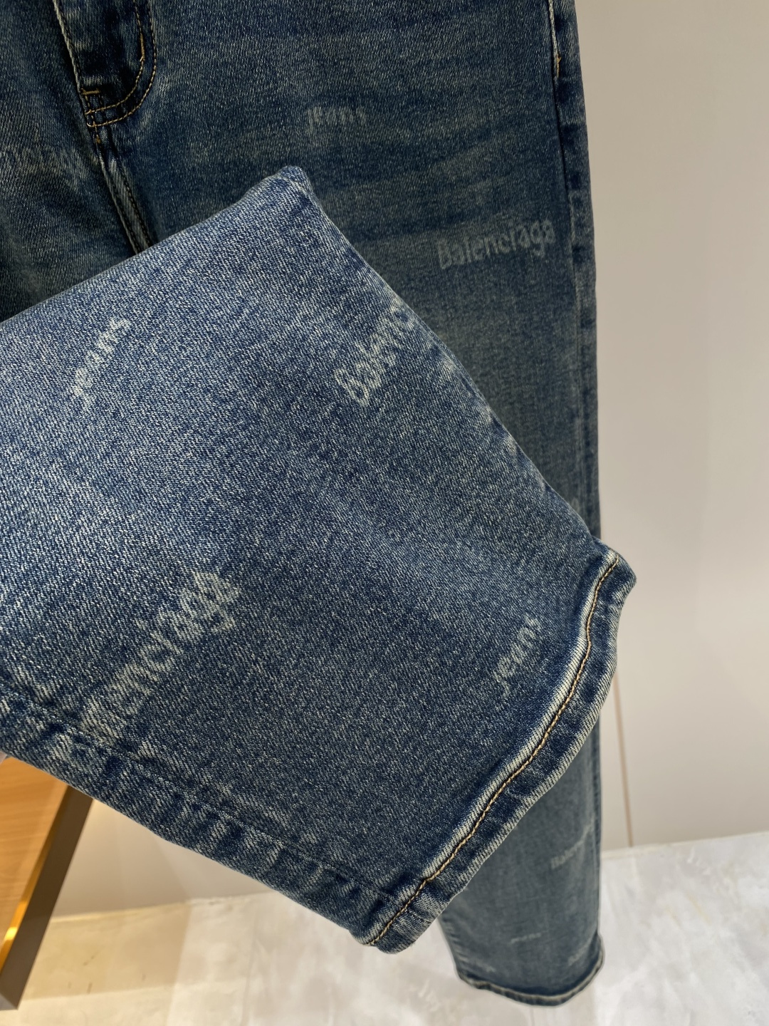 《𝙉𝙚𝙬🖤❤️巴黎家》2026春款 牛仔 超级有范儿的一款牛仔裤，定制原版水洗牛仔面料，独特设计，顶级工