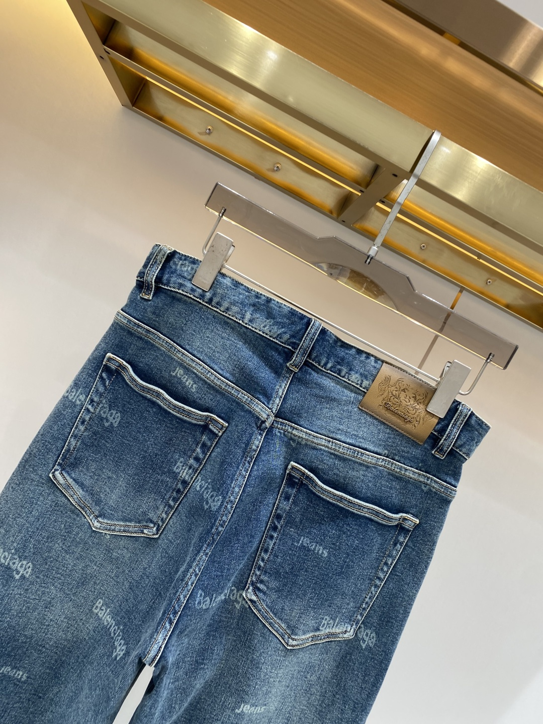 《𝙉𝙚𝙬🖤❤️巴黎家》2026春款 牛仔 超级有范儿的一款牛仔裤，定制原版水洗牛仔面料，独特设计，顶级工