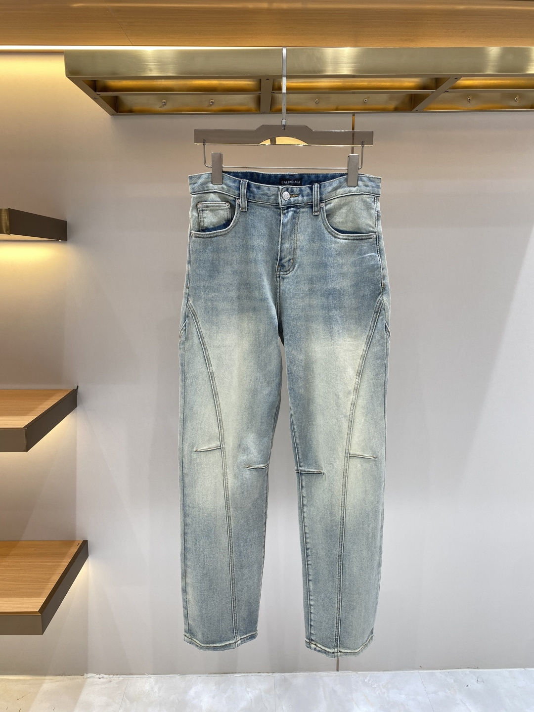 《𝙉𝙚𝙬🖤❤️巴黎家》2026春款 牛仔 超级有范儿的一款牛仔裤，定制原版水洗牛仔面料，独特设计，顶级工