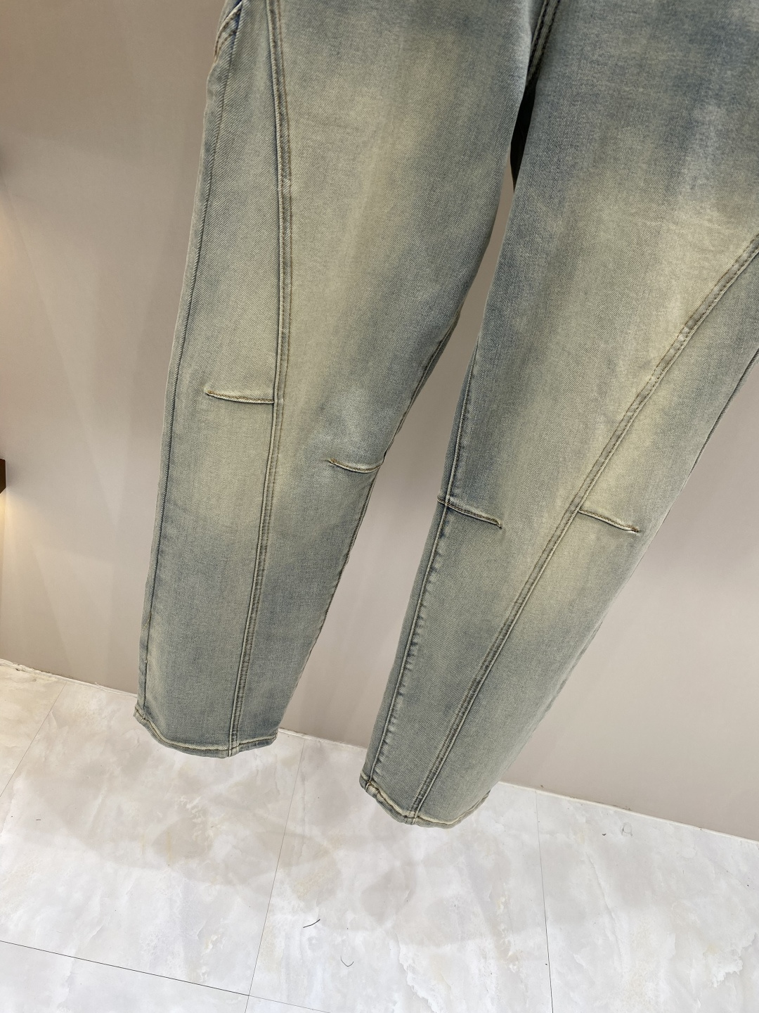 《𝙉𝙚𝙬🖤❤️巴黎家》2026春款 牛仔 超级有范儿的一款牛仔裤，定制原版水洗牛仔面料，独特设计，顶级工