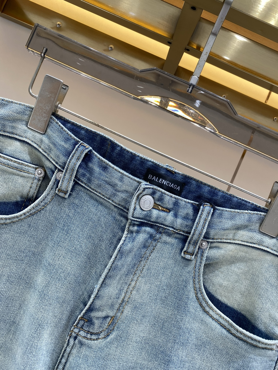 《𝙉𝙚𝙬🖤❤️巴黎家》2026春款 牛仔 超级有范儿的一款牛仔裤，定制原版水洗牛仔面料，独特设计，顶级工