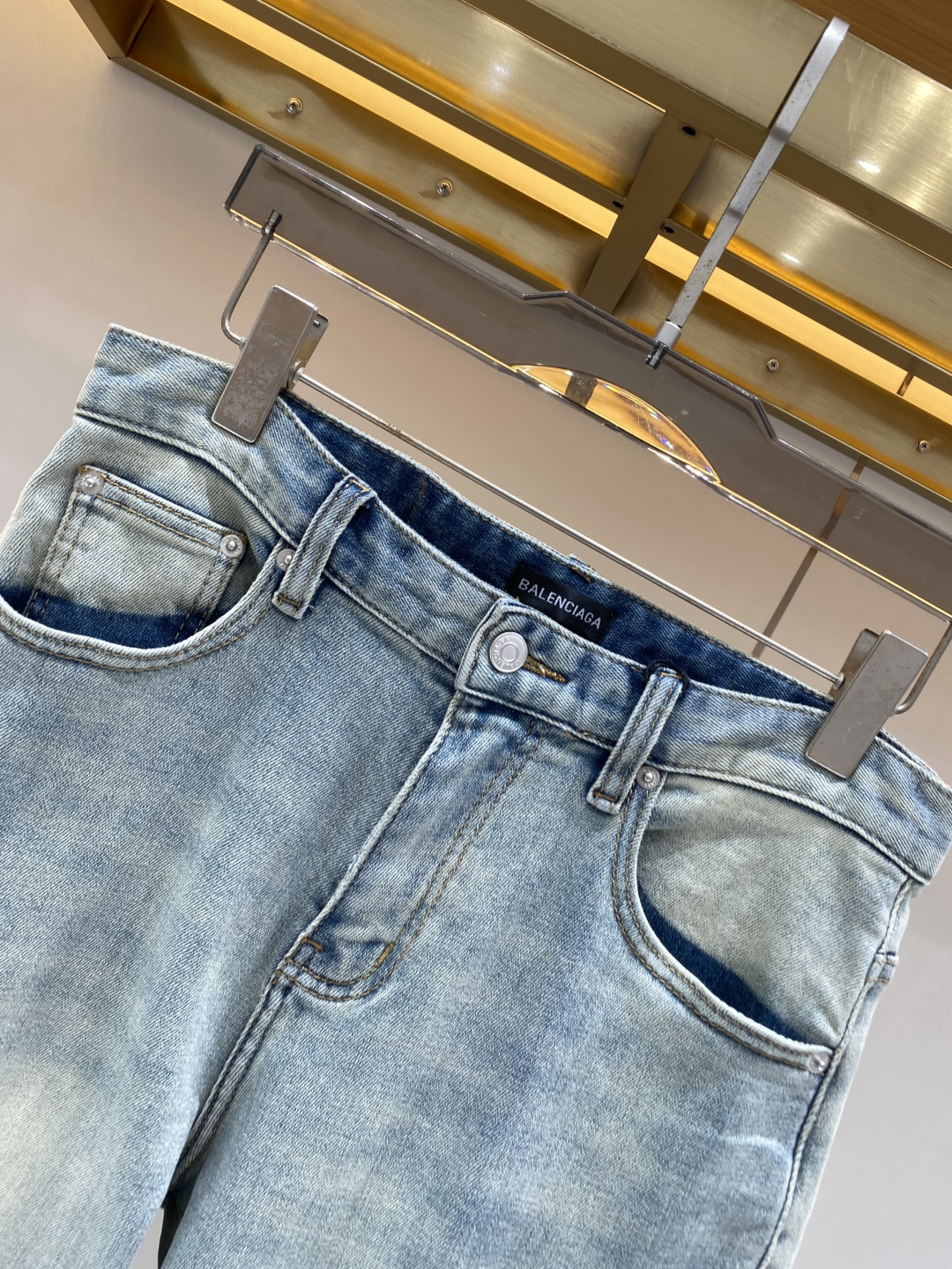 《𝙉𝙚𝙬🖤❤️巴黎家》2026春款 牛仔 超级有范儿的一款牛仔裤，定制原版水洗牛仔面料，独特设计，顶级工