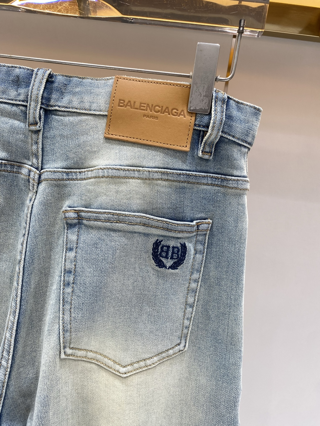 《𝙉𝙚𝙬🖤❤️巴黎家》2026春款 牛仔 超级有范儿的一款牛仔裤，定制原版水洗牛仔面料，独特设计，顶级工