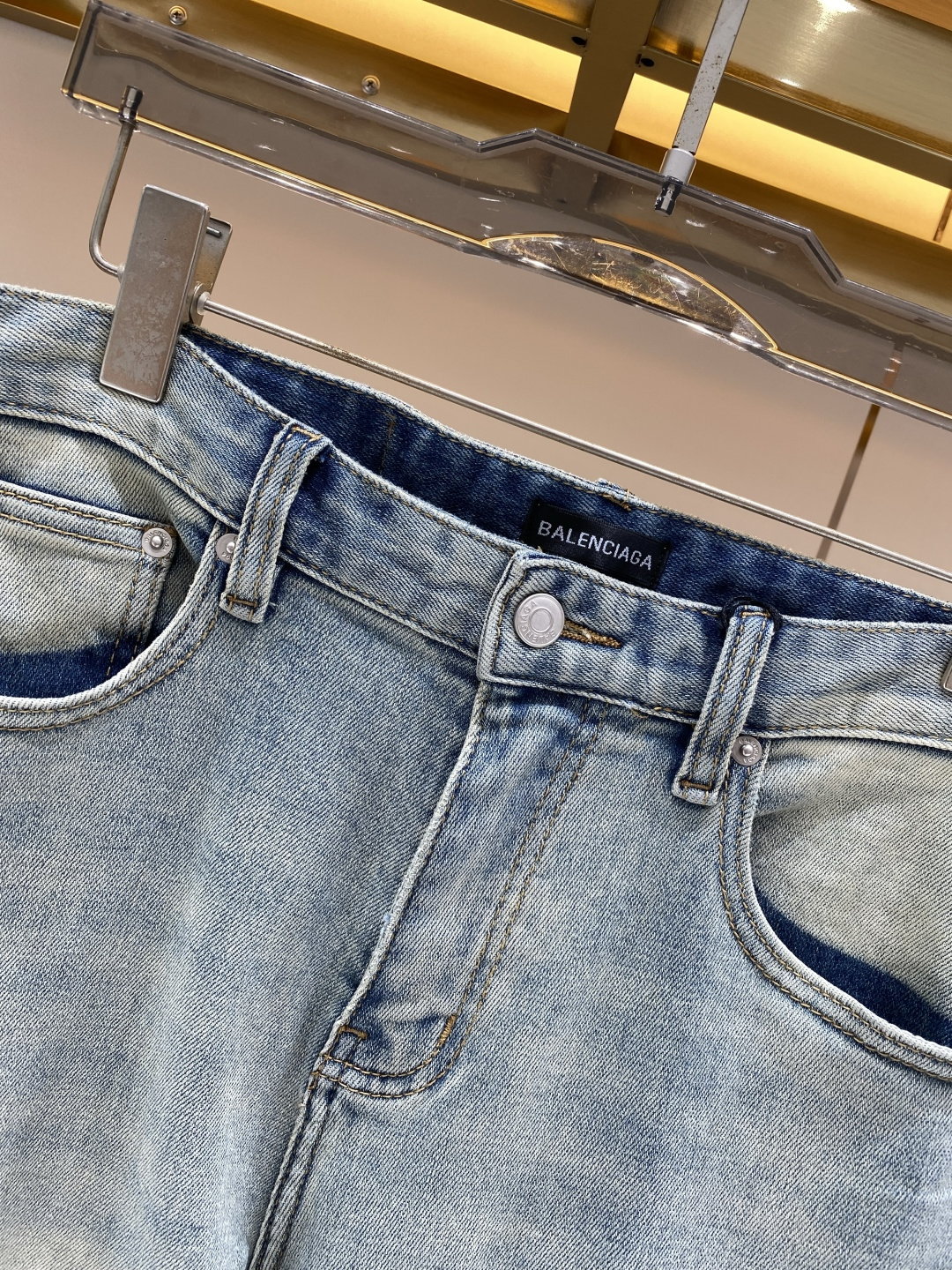 《𝙉𝙚𝙬🖤❤️巴黎家》2026春款 牛仔 超级有范儿的一款牛仔裤，定制原版水洗牛仔面料，独特设计，顶级工