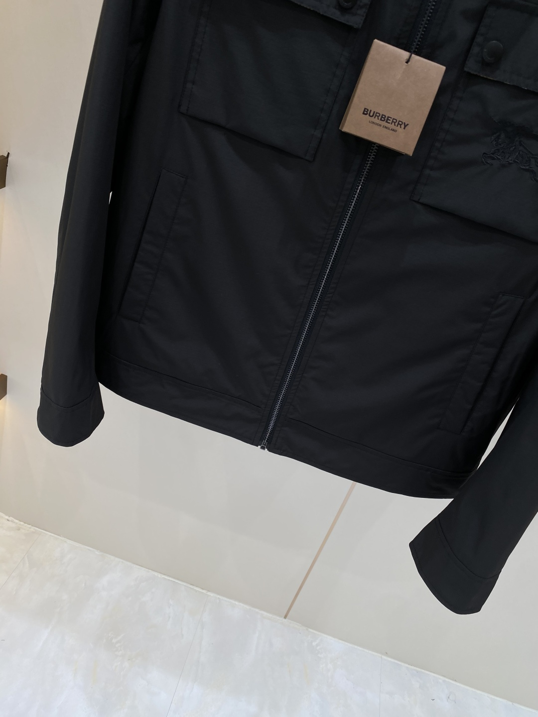 《𝙉𝙚𝙬🖤❤️巴家》2026ss早春新款发布 夹克外套，爆款穿上就是舒适自在又显瘦的存在，慵懒而随性，结