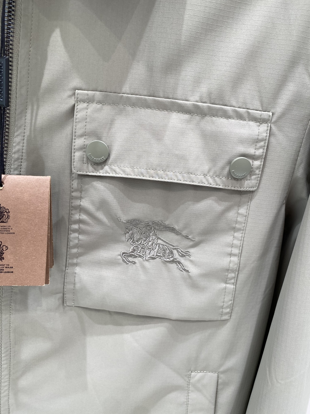 《𝙉𝙚𝙬🖤❤️巴家》2026ss早春新款发布 夹克外套，爆款穿上就是舒适自在又显瘦的存在，慵懒而随性，结