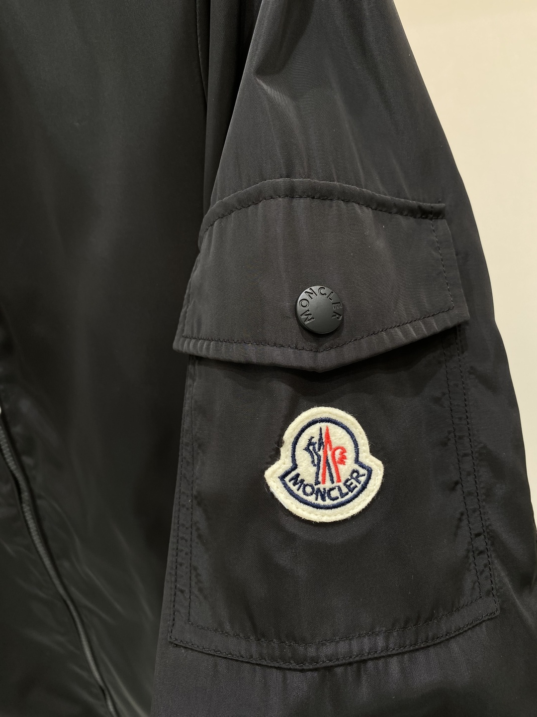 《𝙉𝙚𝙬🖤❤️蒙家》2026ss早春新款发布 夹克外套，爆款穿上就是舒适自在又显瘦的存在，慵懒而随性，结