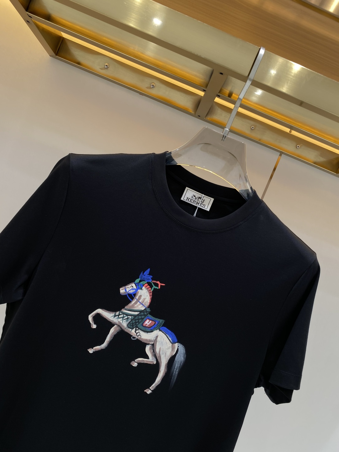 《𝙉𝙚𝙬🖤❤️爱马家》2026SS最新款春夏短袖T恤，丝光棉 帅气时尚，胸口顶级图案字母，简约百搭款。面