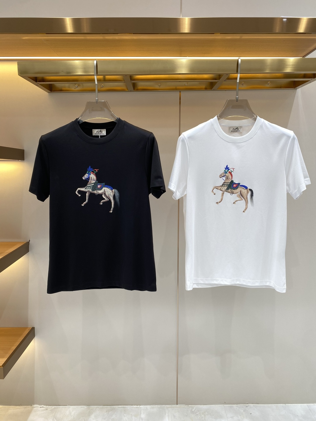 《𝙉𝙚𝙬🖤❤️爱马家》2026SS最新款春夏短袖T恤，丝光棉 帅气时尚，胸口顶级图案字母，简约百搭款。面