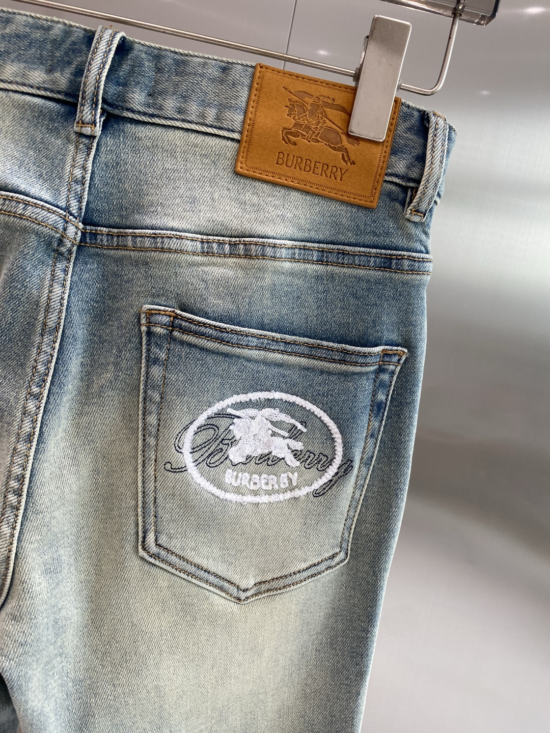 《𝙉𝙚𝙬🖤❤️巴家》26ss春季牛仔 超级有范儿的一款牛仔裤，定制原版水洗牛仔面料，独特设计，顶级工艺字