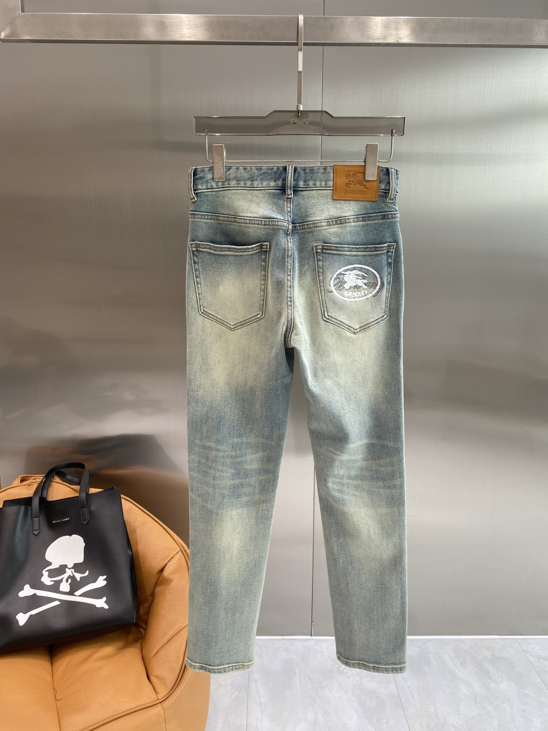 《𝙉𝙚𝙬🖤❤️巴家》26ss春季牛仔 超级有范儿的一款牛仔裤，定制原版水洗牛仔面料，独特设计，顶级工艺字