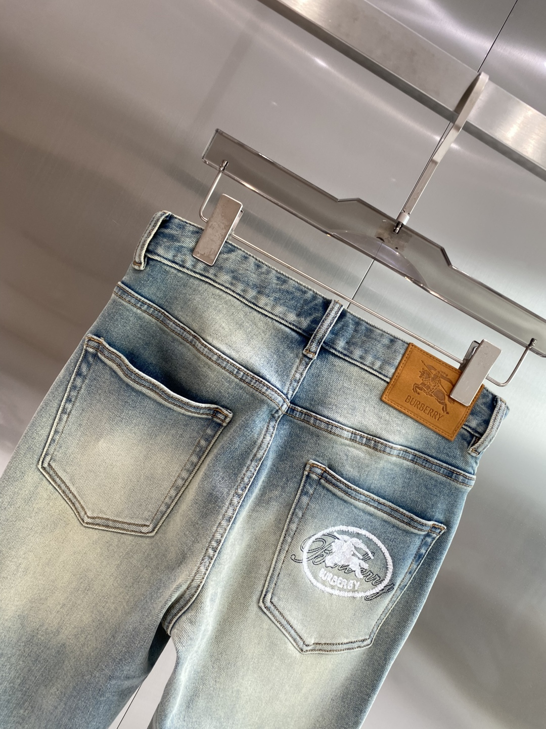 《𝙉𝙚𝙬🖤❤️巴家》26ss春季牛仔 超级有范儿的一款牛仔裤，定制原版水洗牛仔面料，独特设计，顶级工艺字