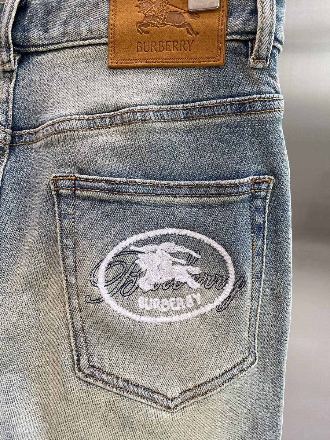 《𝙉𝙚𝙬🖤❤️巴家》26ss春季牛仔 超级有范儿的一款牛仔裤，定制原版水洗牛仔面料，独特设计，顶级工艺字