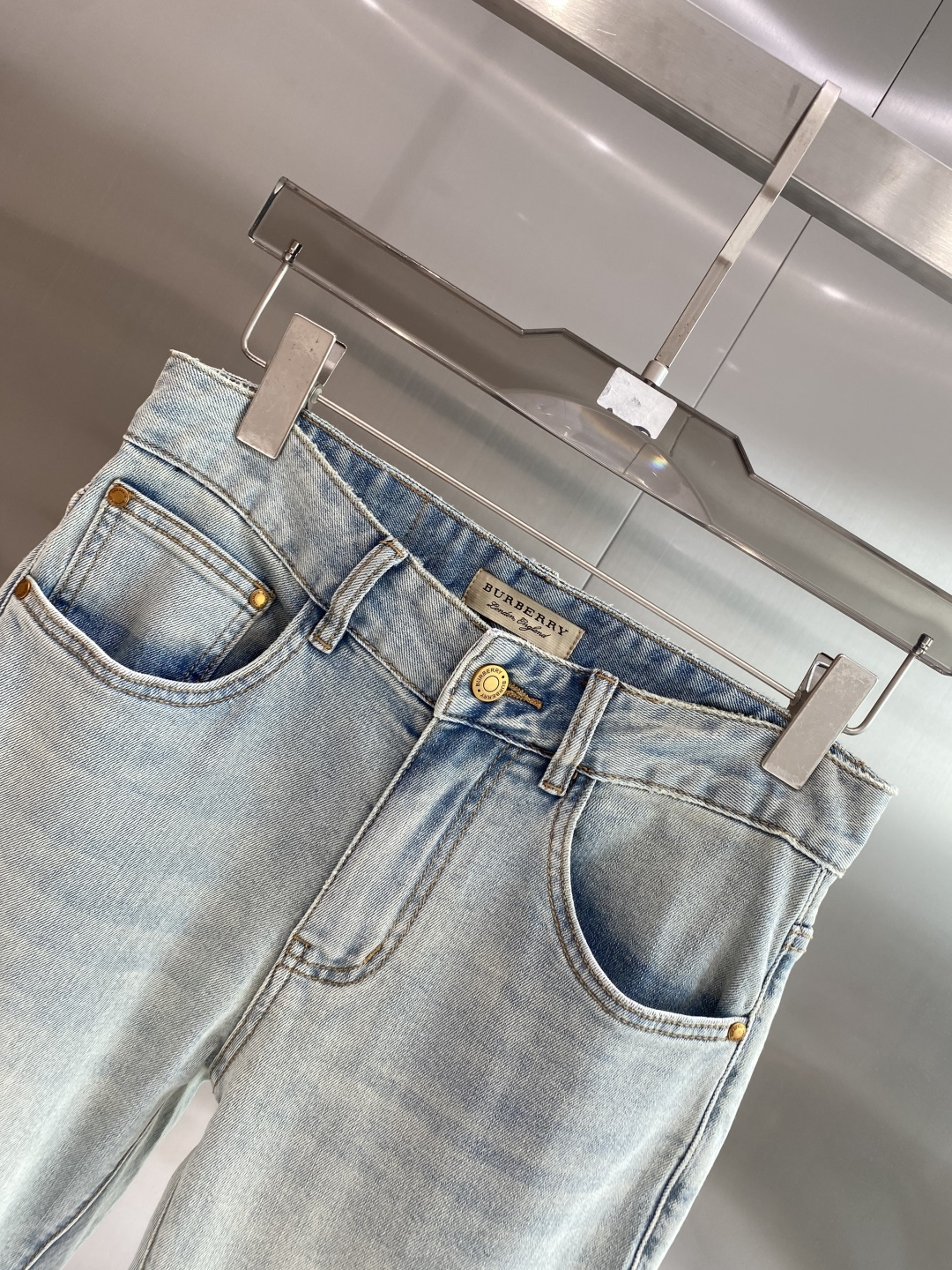 《𝙉𝙚𝙬🖤❤️巴家》26ss春季牛仔 超级有范儿的一款牛仔裤，定制原版水洗牛仔面料，独特设计，顶级工艺字