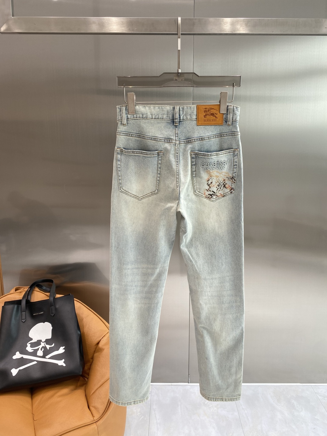 《𝙉𝙚𝙬🖤❤️巴家》26ss春季牛仔 超级有范儿的一款牛仔裤，定制原版水洗牛仔面料，独特设计，顶级工艺字