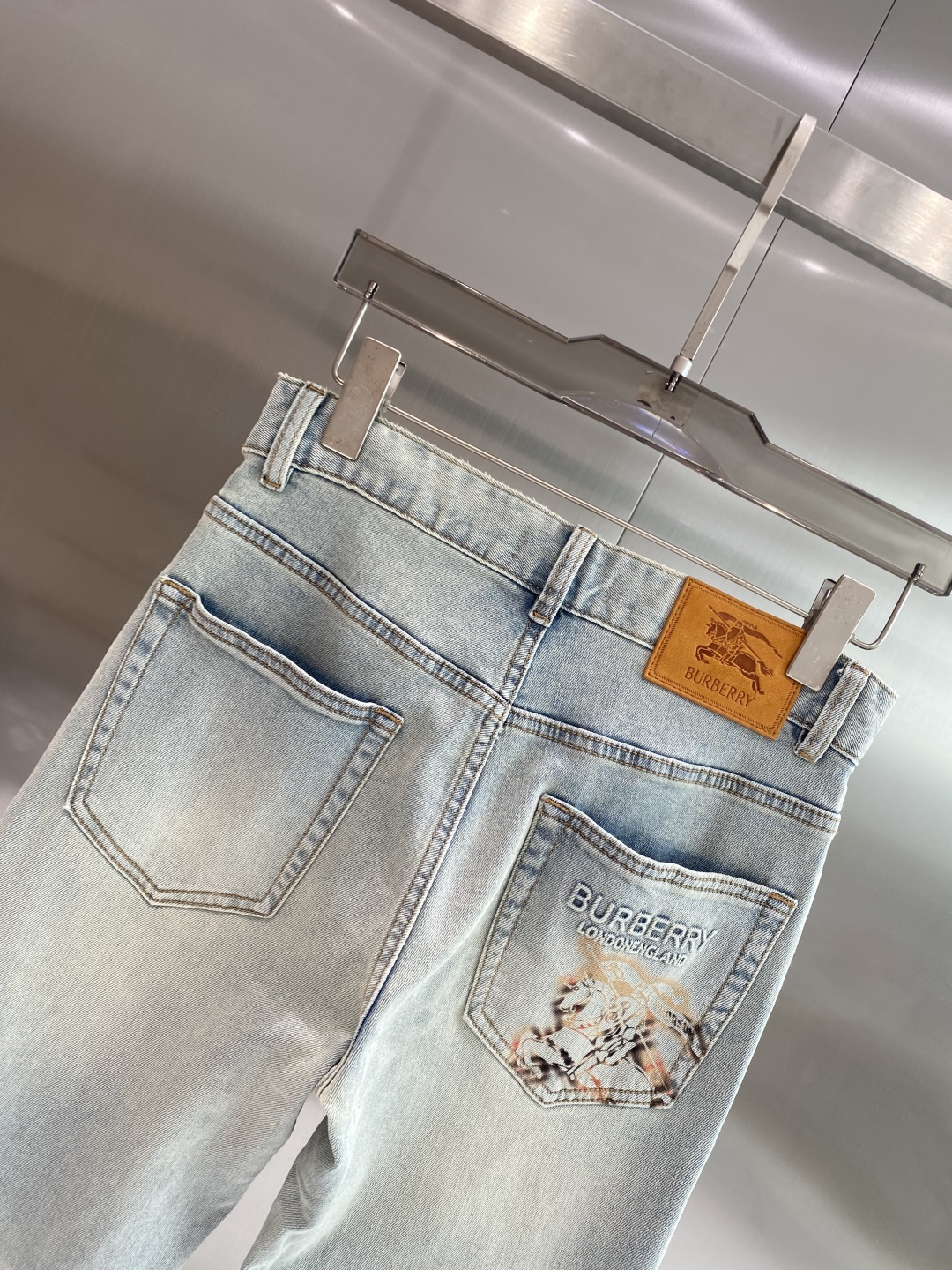 《𝙉𝙚𝙬🖤❤️巴家》26ss春季牛仔 超级有范儿的一款牛仔裤，定制原版水洗牛仔面料，独特设计，顶级工艺字